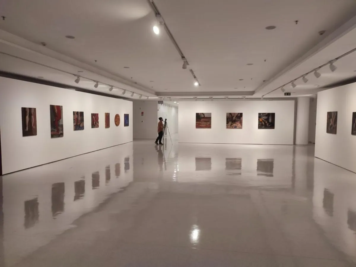 Sala expositiva ampla montada pela Install em pinacoteca